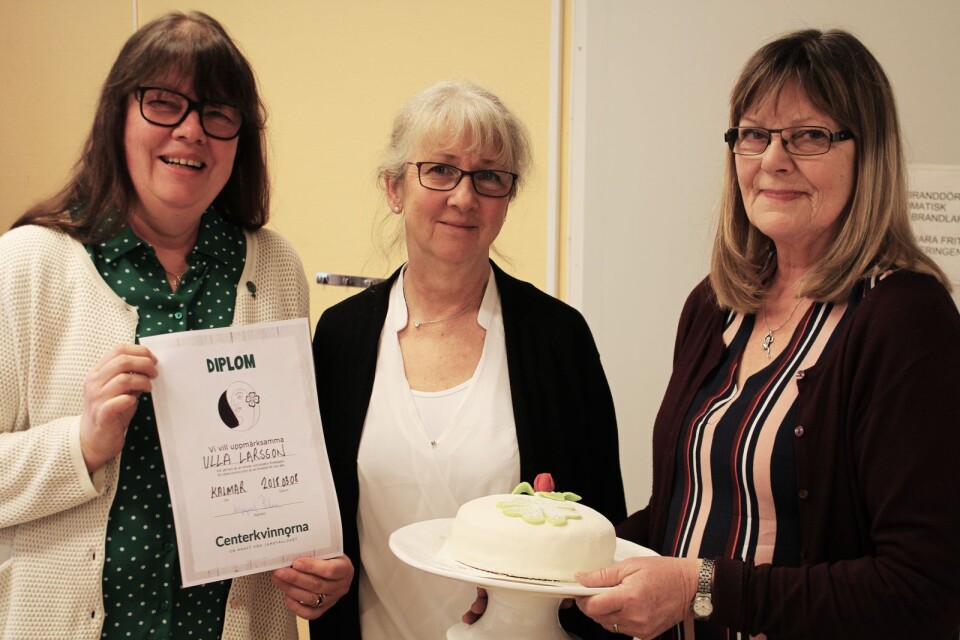 Ingegerd Petersson och Marita Fransson från Centerkvinnorna prisade Ulla Larsson med tårta och diplom för hennes arbete med Porten Café & Restaurang.