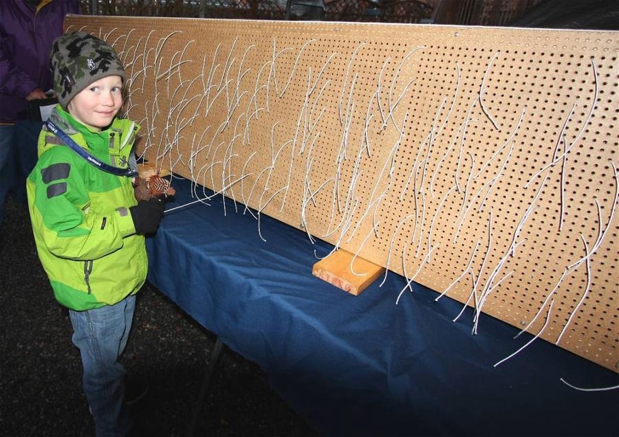 En klassiker i Tranemo är Lionsdraget, där vinter markeras med färg i den gömda delen av snöret. 6-årige Joel Strömquist hade tur och vann verktyg. På hur många av de 46 julmarknaderna draget varit är oklart.