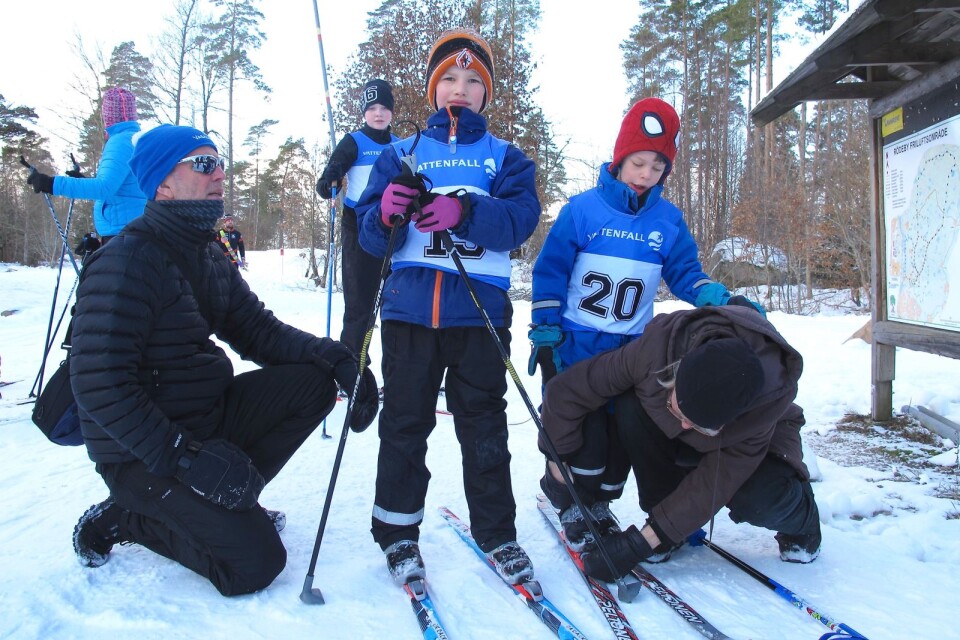 Ville och Leo Larsson fick hjälp med peppet före loppet av pappa Jörgen.
