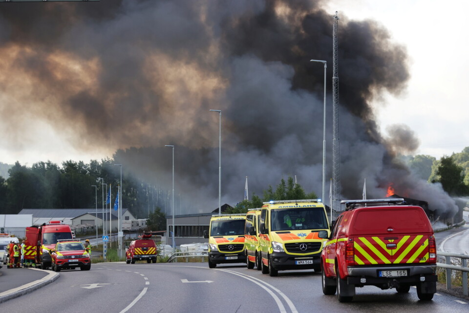 Brinnande husvagnar i en butik nära vägen ledde till att trafiken på E6 i Kållered stoppades.