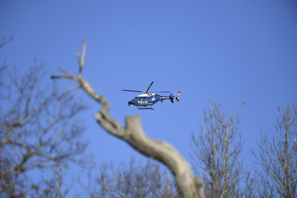 Helikoptern cirkulerar under tisdagen över Nättraby.