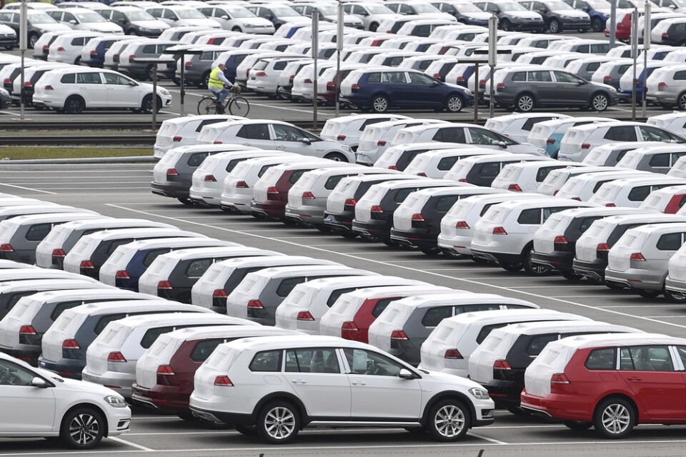 Nybygga bilar vid Volkswagens fabrik i Zwickau, Tyskland, den 17 mars – dagen då företaget meddelade att de flesta av fabrikerna i Europa skulle stängas.