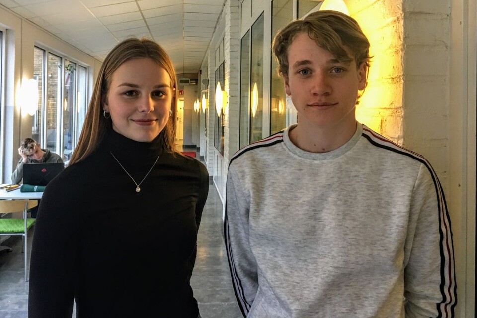 Nea Gerdstigen och Isak Axelsson såg pjäsen ”Komma ut” i veckan och fick nya tankar om bland annat ord och om relationen mellan föräldrar och barn.