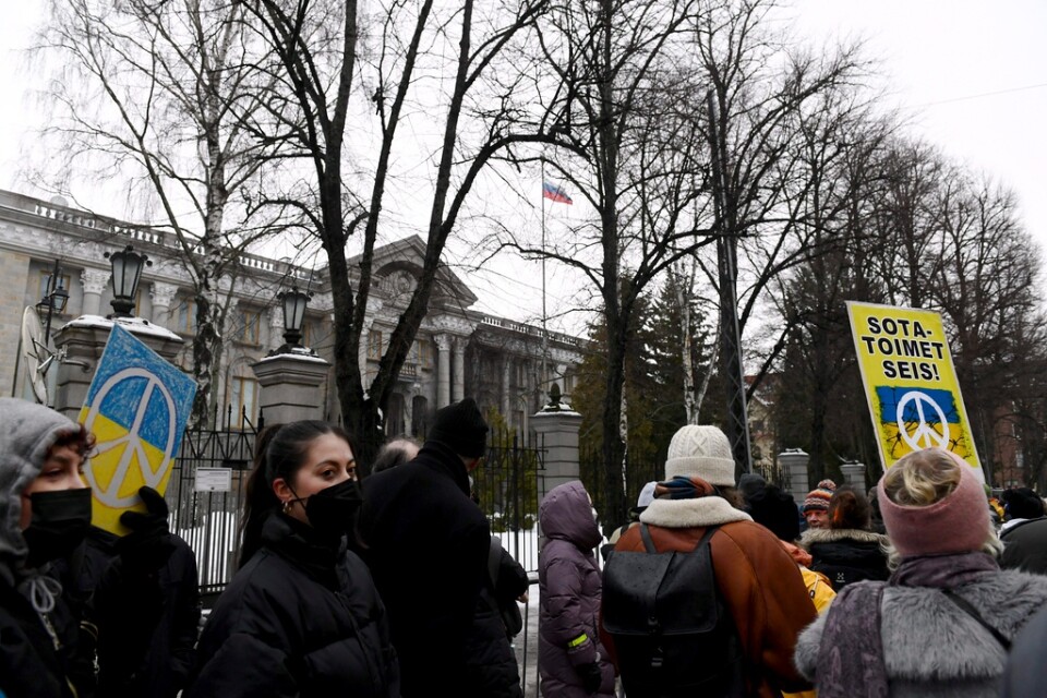 Demonstranter framför den ryska ambassaden i Helsingfors efter att Rysslands fullskaliga invasion av Ukraina inletts den 24 februari i fjol.