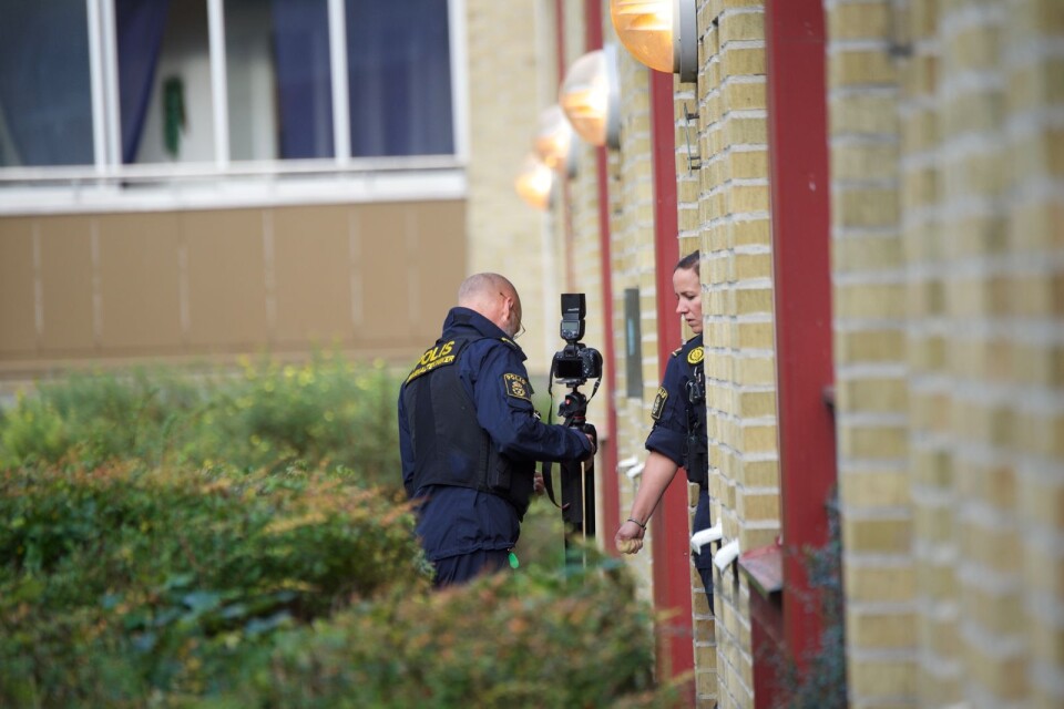 En kriminalteknisk undersökning genomfördes av lägenheten. Foto: Jens Christian