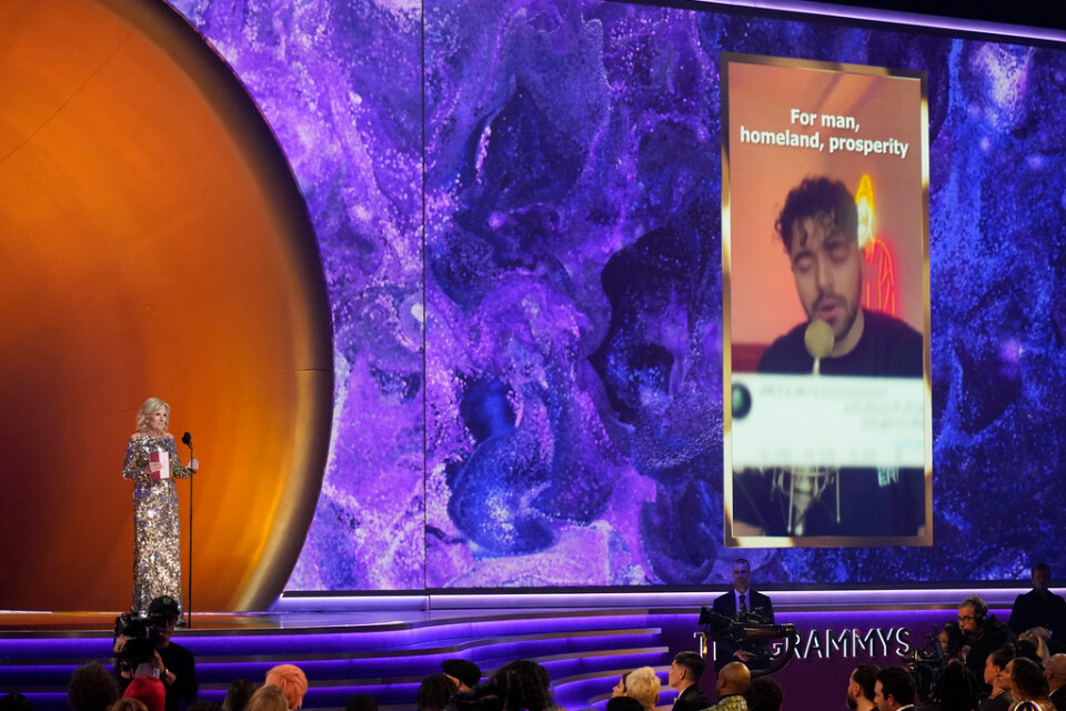 Jill Biden presenterar Shervin Hajipour som fick en Grammy för kampsången "Baraye".