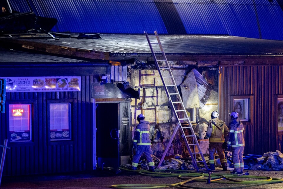 Vid halv fem på morgonen betecknades branden i en byggnad med idrottshall och pizzeria som släckt.