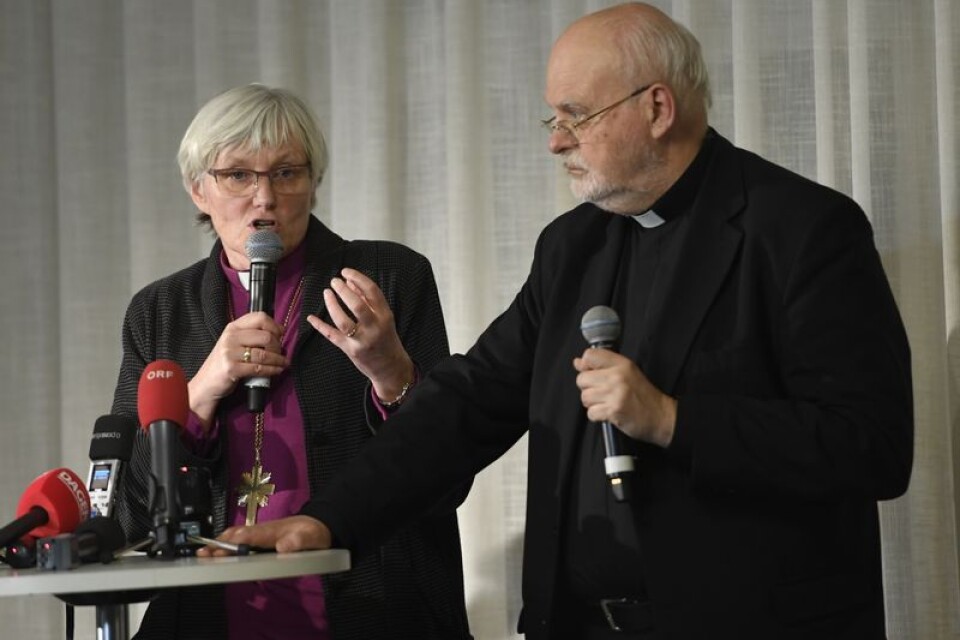 Biskoparna Jackelén och Arborelius kräver human migrationspolitik.