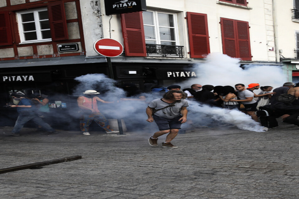 Polisen använde tårgas mot demonstranter i Bayonne.
