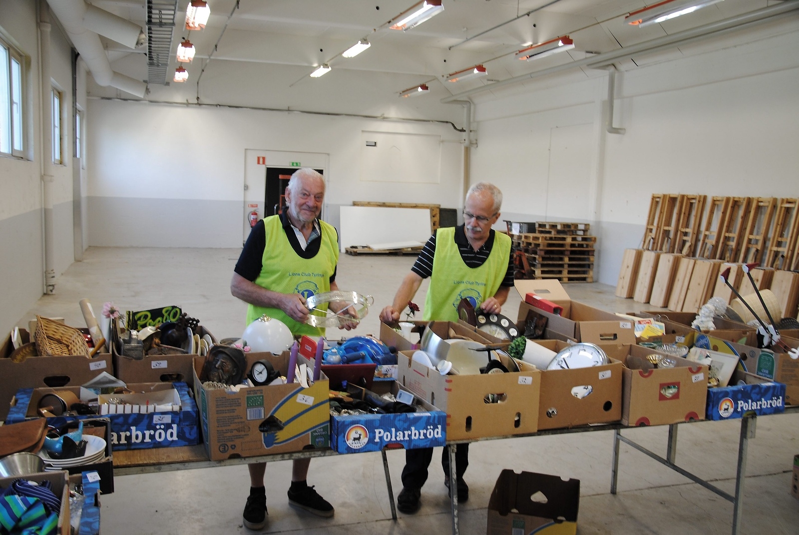 Ivar Bengtsson och Sven Johansson förbereder Lions auktion på onsdag.    Foto: Stefan Olofson