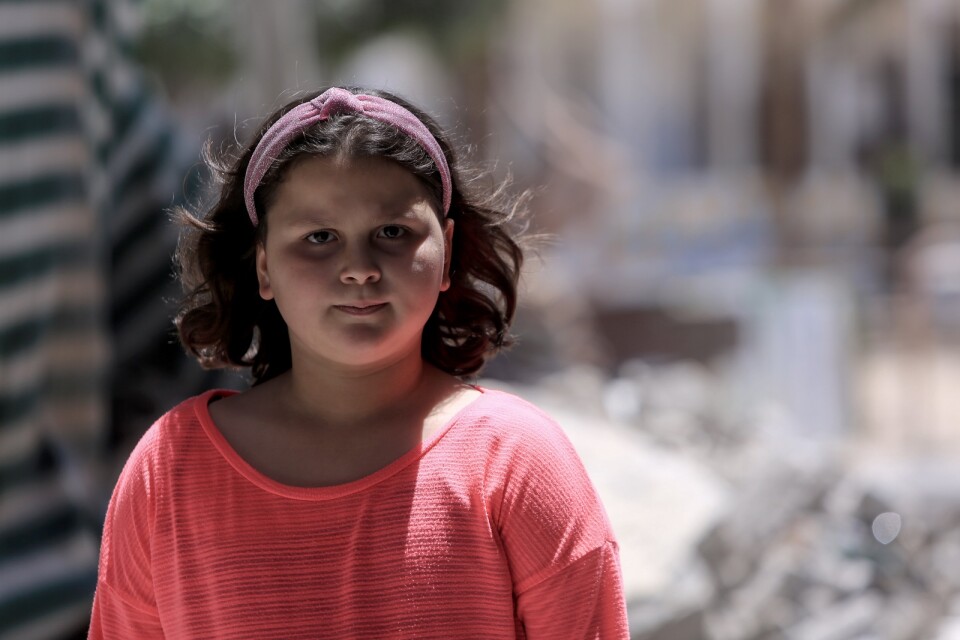 Sjuåriga Sara, som lyckades rädda sin guldfisk och sina kanariefåglar ur familjens sönderbombade hem i Gaza.