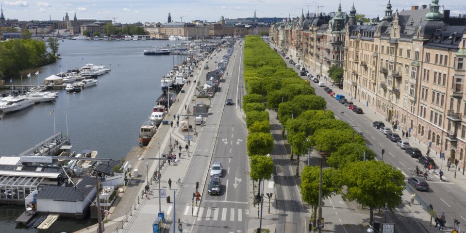 Exklusiva Strandvägen på Östermalm i Stockholm. Varför betalar miljardärerna där samma fastighetsavgift som vanligt folk i en villa i Kyrkhult?