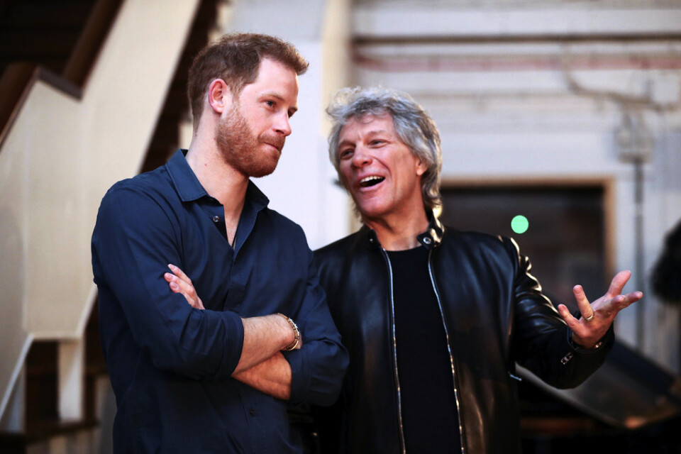 Prins Harry och Jon Bon Jovi har spelat in en låt tillsammans. Bilden är från när de möttes i anrika Abbey Road studios i London i februari.