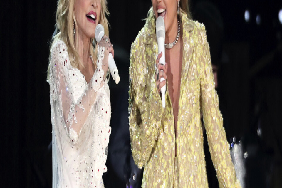 Dolly Parton framför låten "Jolene" tillsammans med guddottern Miley Cyrus under Grammy-galan i februari i år.