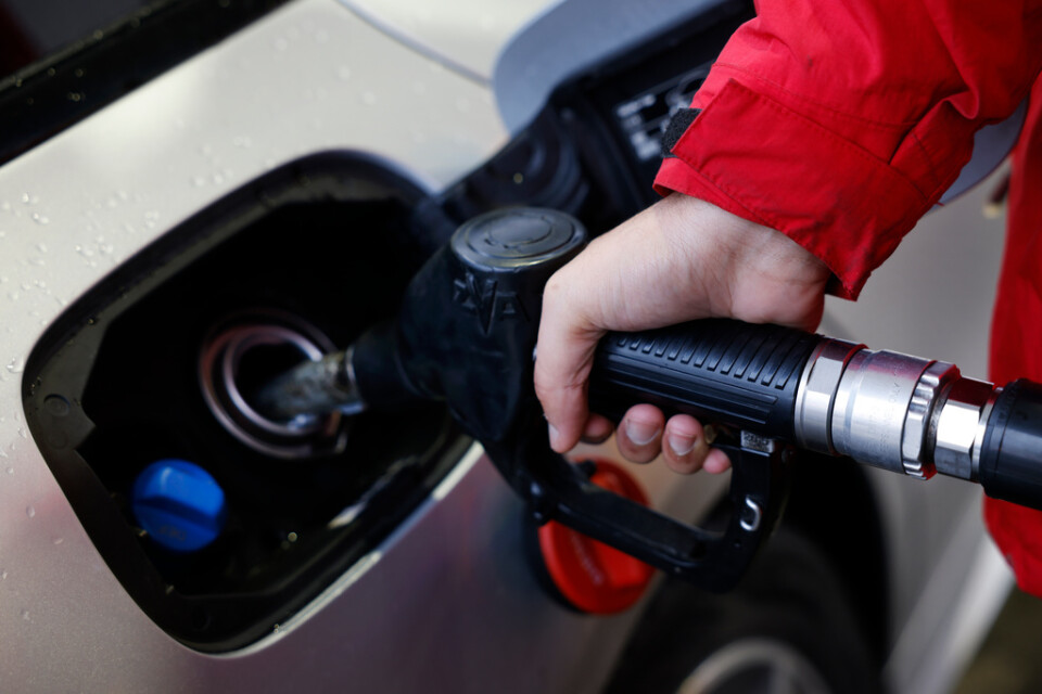 Rekordhöga dieselpriser, bland annat till följd av reduktionspliktens krav på ökad inblandning av dyrare biobränsle, har upprört många hushåll och företag i vinter. Arkivbild