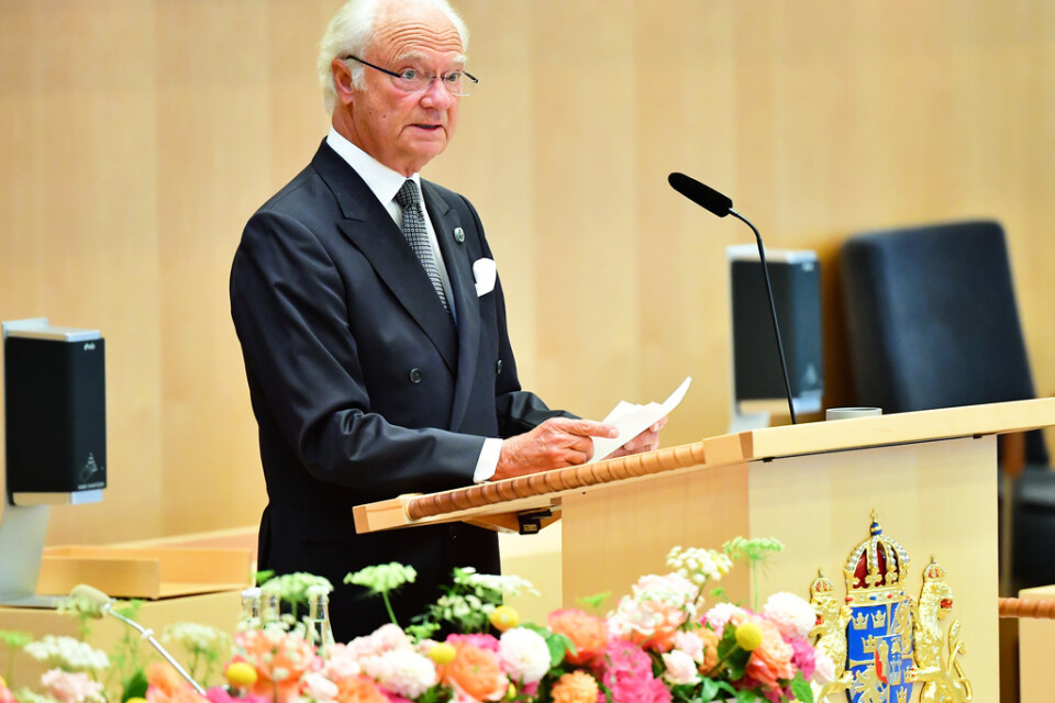 Kung Carl Gustaf talar i plenisalen i riksdagshuset under riksmötets öppnande.
