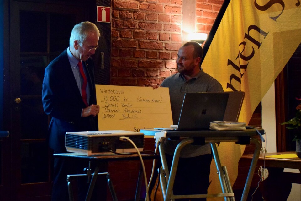 Daniel Berlin tar emot stipendiet från Ola Ohlsson, Österlenakademins ordförande. Stipendiet delades ut i samarbete mellan akademin, Tranås ungdomsförening, och Sparbanken Syd.
