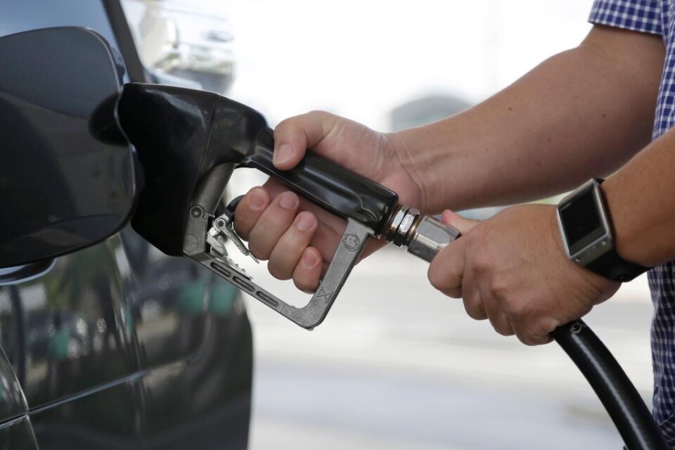 De ledande bensinkedjorna höjer sina priser för såväl bensin, diesel och E85. Priset på en liter 95-oktanig bensin höjs med 20 öre till 14:39 kronor, enligt kedjornas listpriser. Priset på ACP-diesel höjs samtidigt med 15 öre till 13:95 kronor per liter