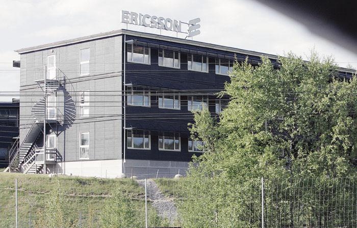 Ericsson i Borås. Gert Wingårdhs arkitektbyrå jobbar kontinuerligt i Ericsson byggnader sedan 1993 med ombyggnader. De svarta husen som syns från R40 är ritade av arkitektbyrån.