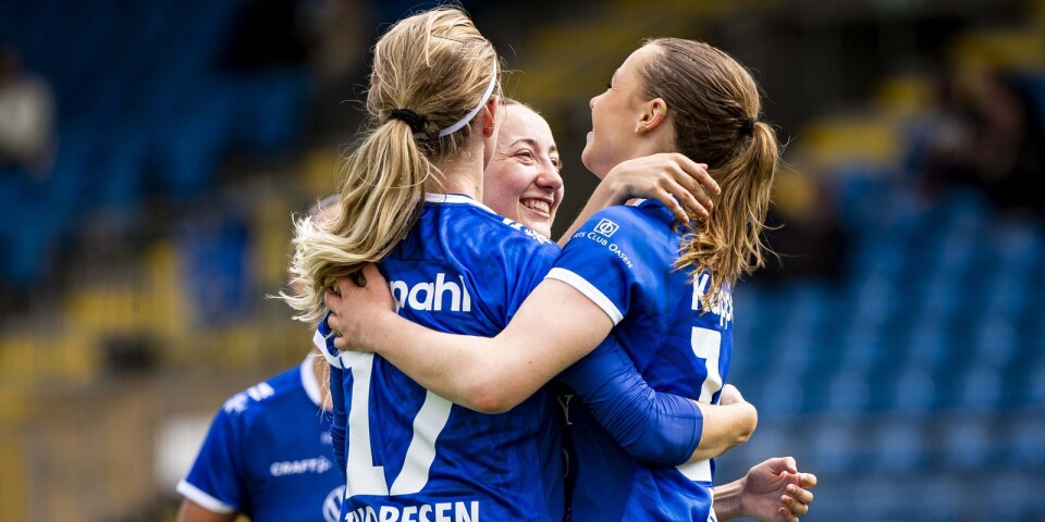 Tilde Olsson jublar med lagkamrater under matchen mot Astrio. I Halmstad stod hon för lagets två mål.