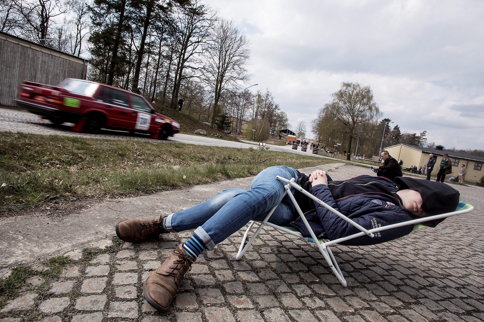 Billy Arvidsson Svensson lyckades somna trots de dånande rallybilarna körde bara någon meter bredvid honom.