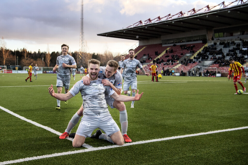 Erik Björndahl jublar efter ett av sina 20 mål förra säsongen för Degerfors. Arkivbild.