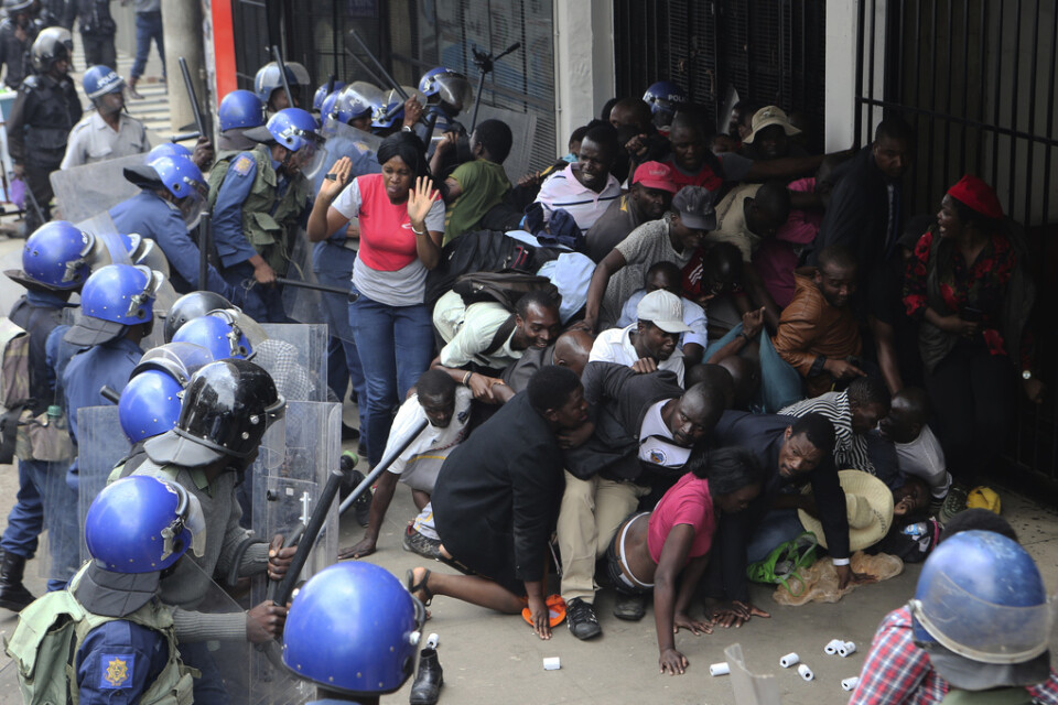 Polis omringar anhängare till oppositionspartiet MDC. Tårgas och batonger användes för att skingra människorna som samlats för att lyssna på oppositionsledaren Nelson Chamisa.