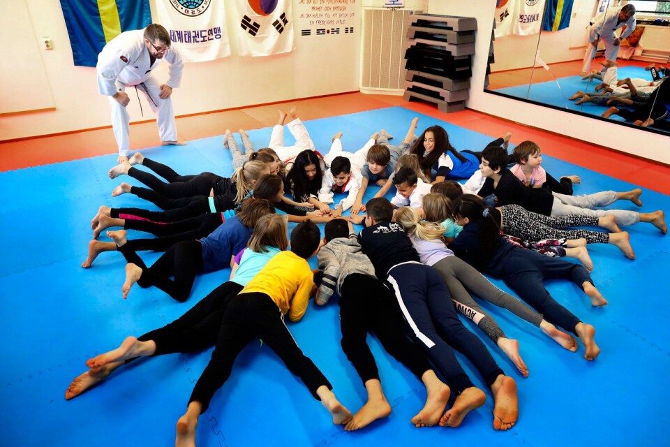 Taekwondon lockade ett 20 tal barn och ungdomar. Mats Grön hoppas att Taekwondon kan hjälpa att dem att växa som människor.