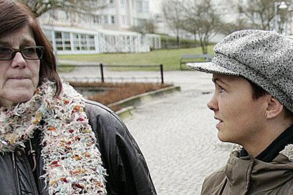Lisbeth Larsson och Veronica Carlsson arbetar på ett boende på Hässleholmen. De är kritiska till att politikerna nu vill lägga ut en del av verksamheten på entreprenad.