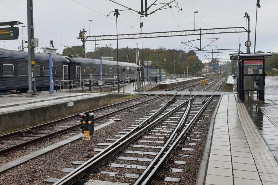 En modern järnväg från Kalmar till Linköping skulle kunna betyda mycket för länets utveckling, menar skribenterna.