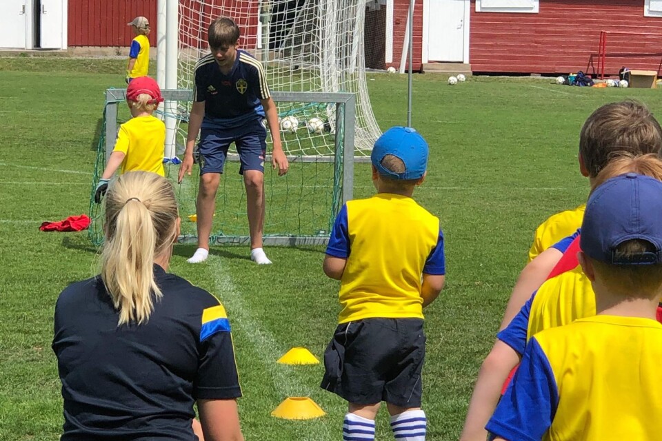 Deltagarna i det yngsta laget försöker göra mål på Axel Holmström.