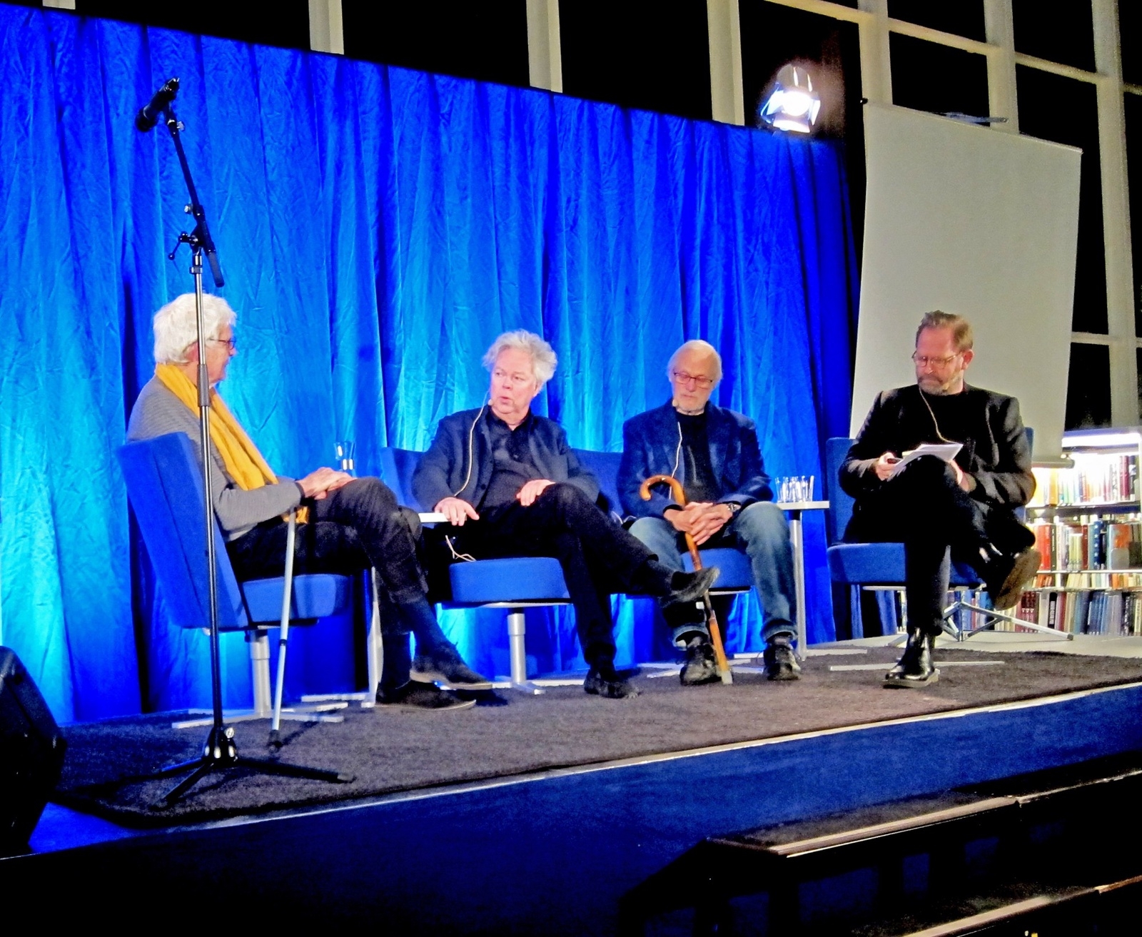 Samtal Werups vänner emellan... Från vänster: Lasse Söderberg, Hans Pålsson, Jan Troell och Daniel Sandström. Foto: Clemens Altgård