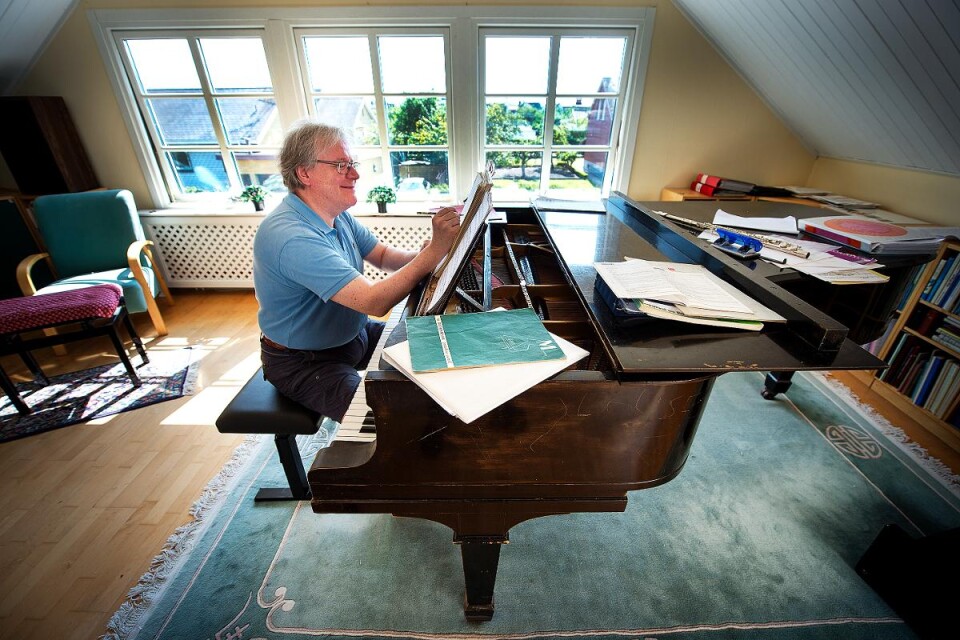 Rolf Martinsson vid flygeln hemma i huset i Malmö. Foto: Tommy Svensson