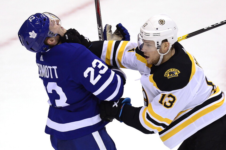 Torontos Travis Dermott och Bostons Charlie Coyle gruffade på varandra under lagens sjätte möte. Boston vann själva ishockeyn med 4–2.