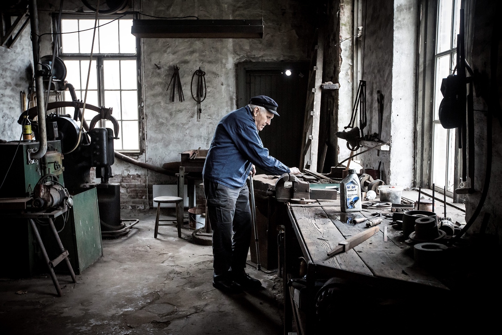Nils Karlsson, ”80 nånting” som han själv säger, kan filfabriken, dess maskiner, verktyg och dess historia.Foto: Torbjörn wester