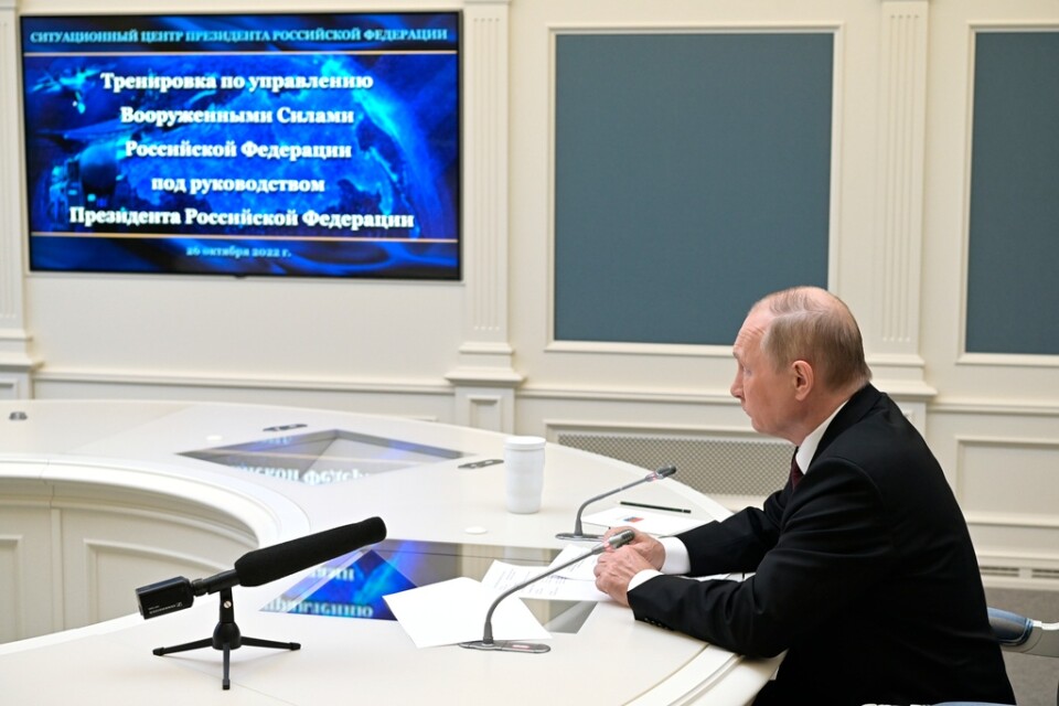 På en bild från den ryska propagandakanalen Sputnik syns president Vladimir Putin, som ska ha följt kärnvapenövningen i slutet av oktober via videolänk från Moskva. Arkivbild.
