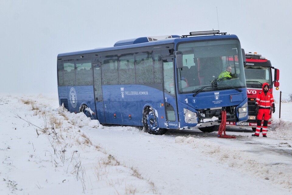 Fyra skolbarn var ombord när bussen körde av väg 708 mellan Skålekakan och Önnarps Kyrka.