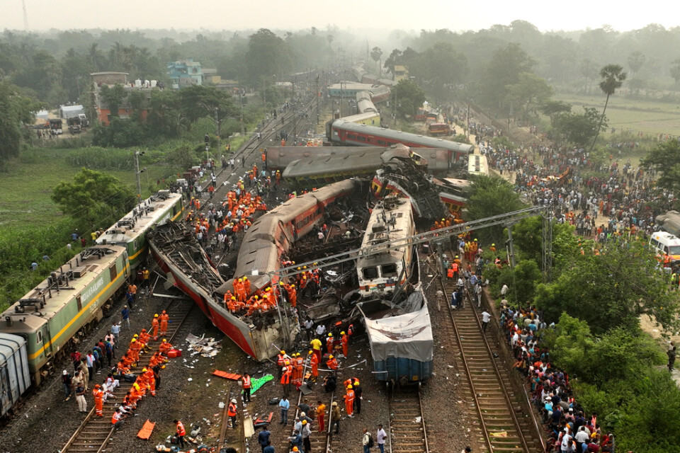 Räddningsarbetet efter olyckan där tre tåg kolliderade i fredags.