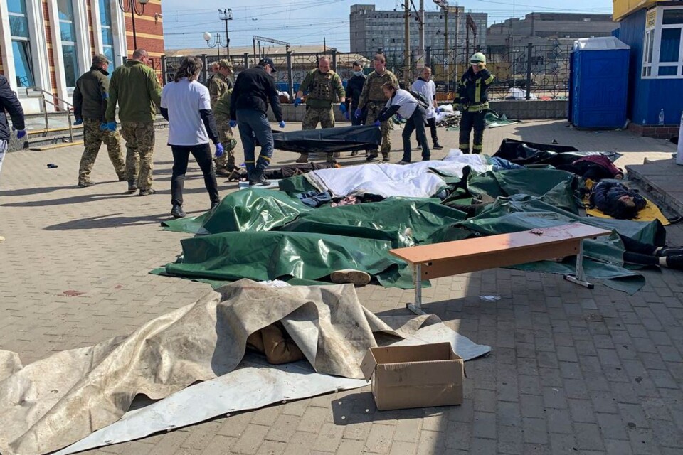 En stor mängd döda efter fredagens attack vid tågstationen i Kramatorsk, Ukraina.