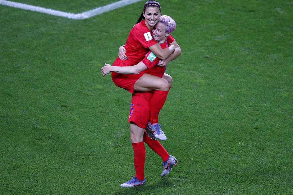 Alex Morgan (vänster) och Megan Rapinoe (höger) har tillsammans gjort tio mål i fotbolls-VM i Frankrike.