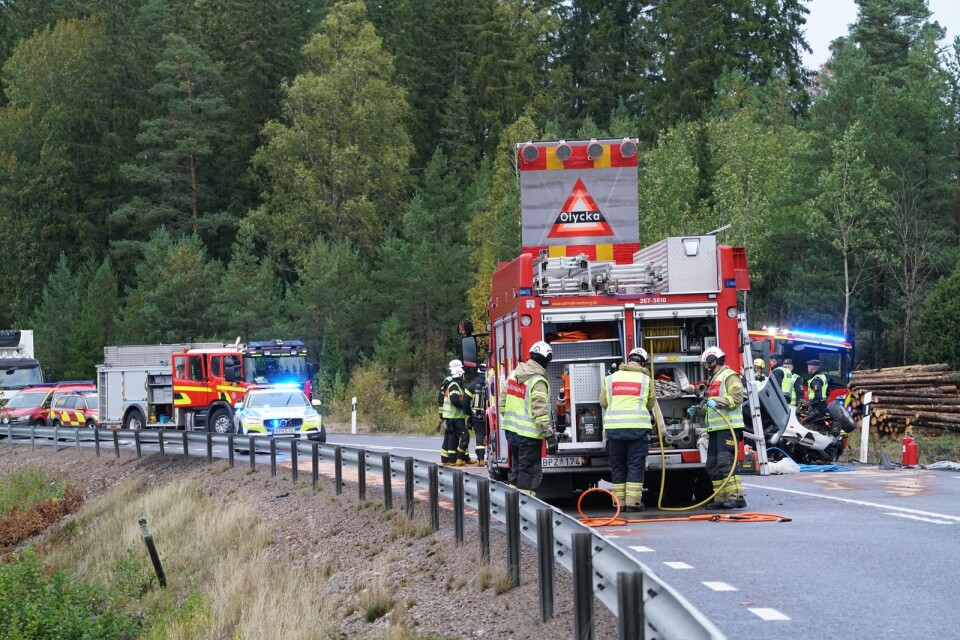 Två tonårspojkar omkom i en frontalkrock utanför Växjö på torsdagseftermiddagen. Vägen stängdes av i flera timmar efter olyckan.
