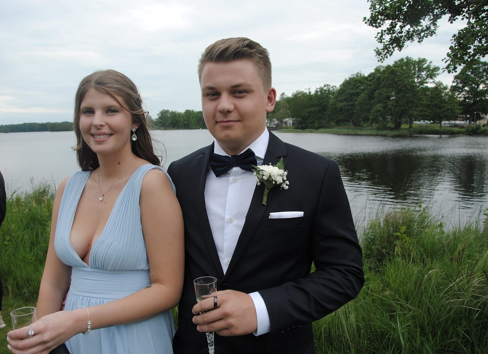 Molly Lavesson och Ludvig Lindmark vid Osbysjön under minglet inför studentbalen.
