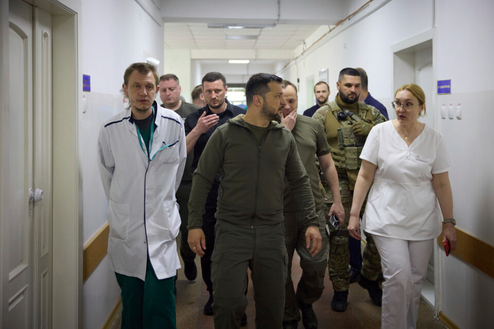 President Volodymyr Zelenskyj har under dagen besökt bland annat sjukhus i det drabbade området.
