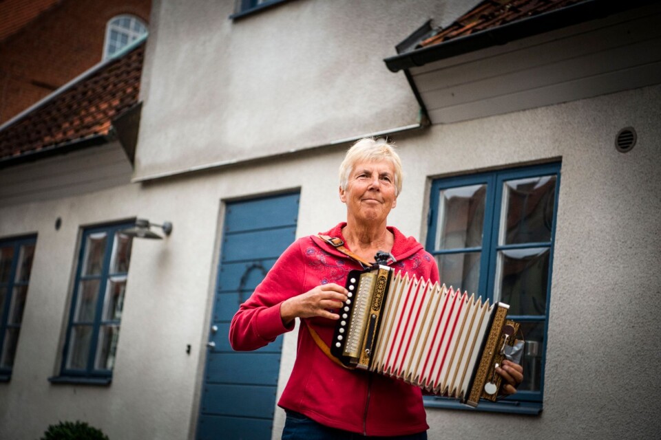 På ett durspel spelar Ulla Ekvall en låt framför det hus i Åhus där Olof Andersson bodde fram till 1934.