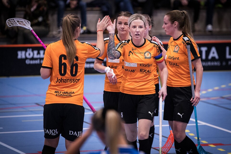 Rebecca Mårtensson och Höllviken firar att trelleborgaren gjort 2–1.