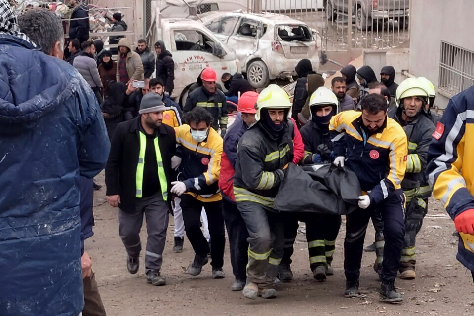 Brandmän bär ett offer för jordbävningen i turkiska Diyarbakir.