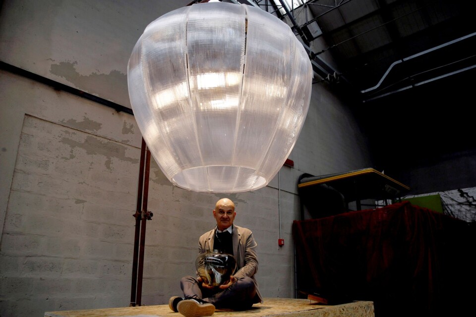 Designern Tiziano Vudafieriunder verket 'The Wilhem Lamp', gjord av återvunnen plast. Designvärlden ger sig nu in i kampen för att hantera nedskräpningen.