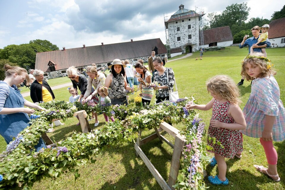 Det blir midsommarfirande på Hovdala slott i år också. Barnen brukar hjälpa till att klä stången med blommor.