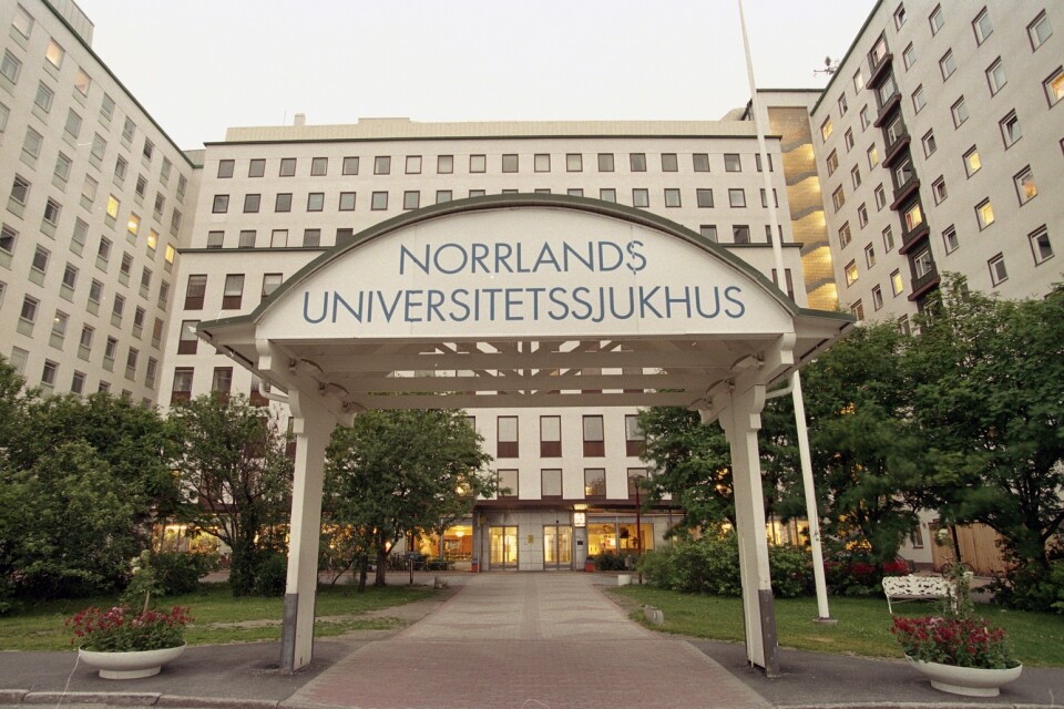 En man vårdas på Norrlands universitetssjukhus i Umeå efter att ha skadat händerna i en explosion. Arkivbild