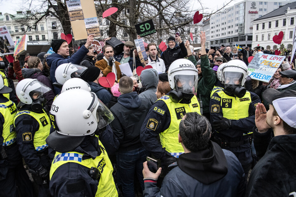 Poliser upplöser en demonstration mot coronarestriktioner i mars förra året i Malmö.